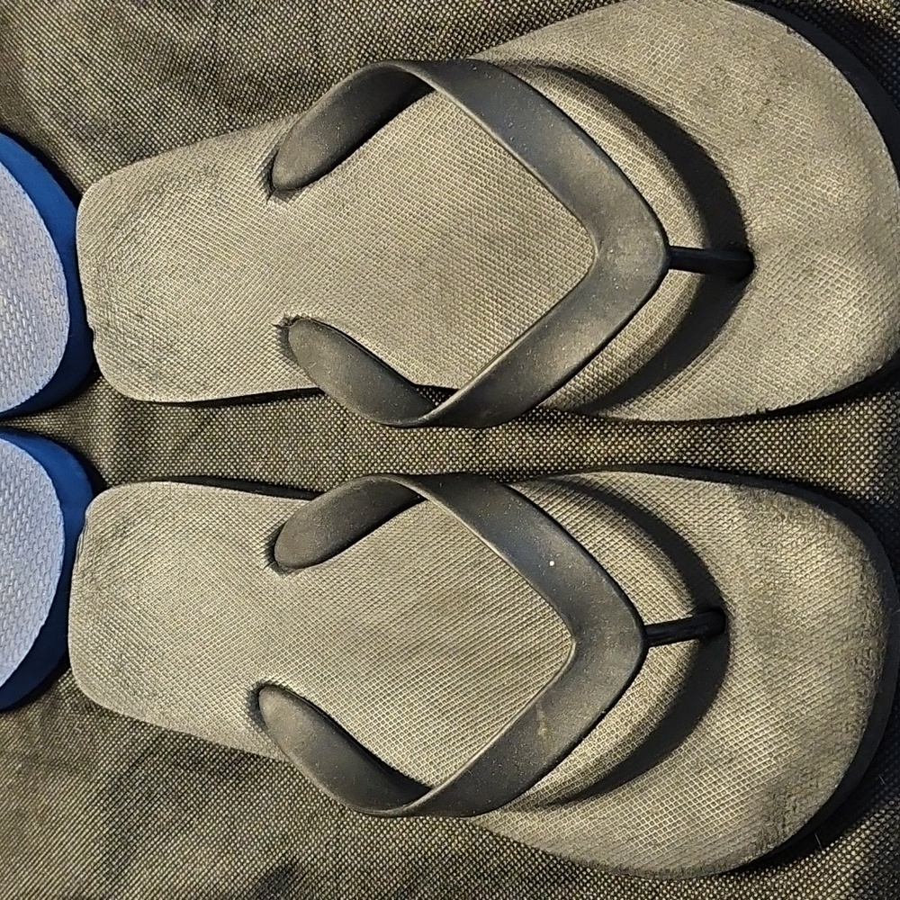 Bundle 2 Pair Old Navy Blue and Black Flip Flops Size 6/7 - Picture 6 of 9